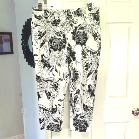 Chico's Pants - Chico's Sateen Palm Springs Floral Platinum Crop Pants Size 3 or 16